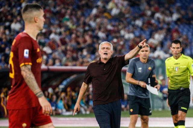 mourinho-points-roma-2109-epa.jpg